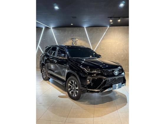 TOYOTA HILUX SW4 2.8 D-4D TURBO DIESEL SRX PLATINUM 7L 4X4 AUTOMÁTICO